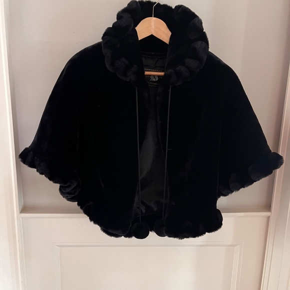Stunning Poncho/Shawl/Cape -Its Faux Fur but unbelievably soft. - Picture 1 of 9